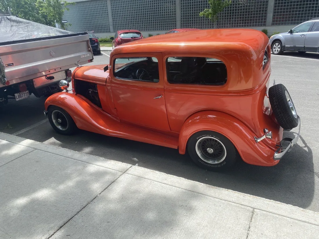 Véhicule classique orange
